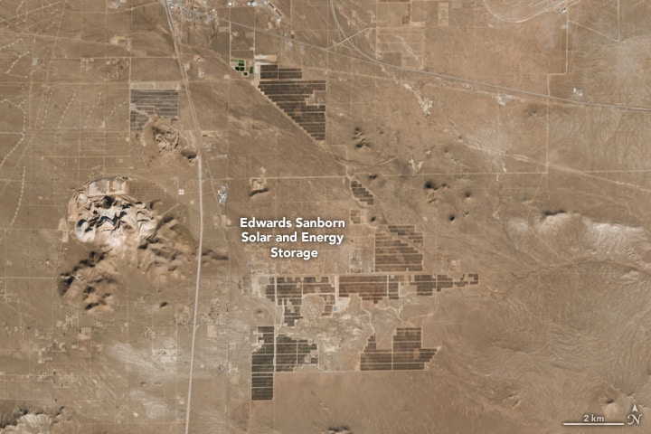 Aerial view of Edwards Saunborn Solar and Energy Storage facility